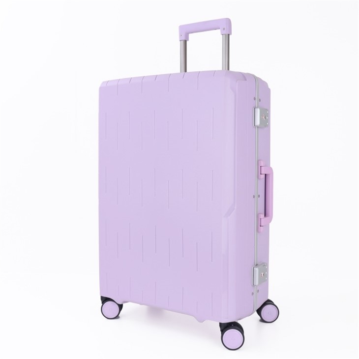 מזוודות עם מטען